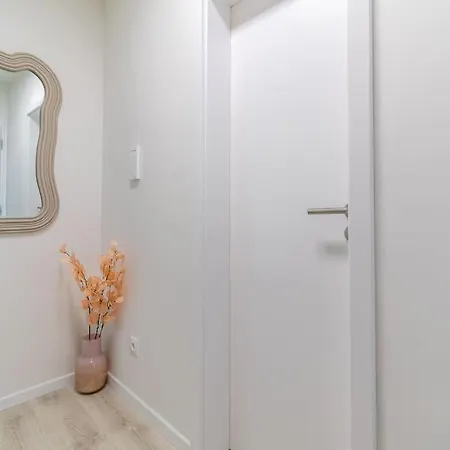 Cozy Near City Centrum And Airport Apartment *
